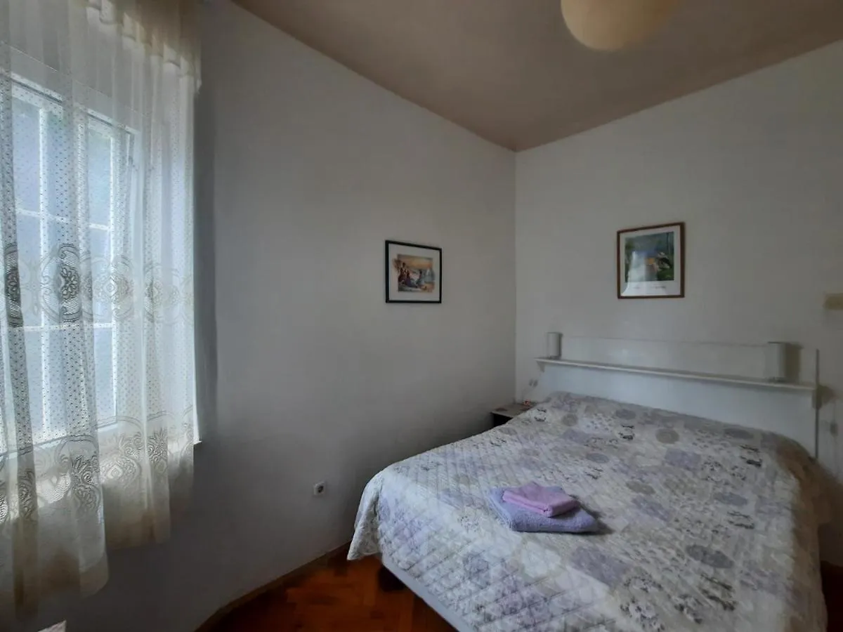 Flora Maris Apartment With A Terrace 풀라