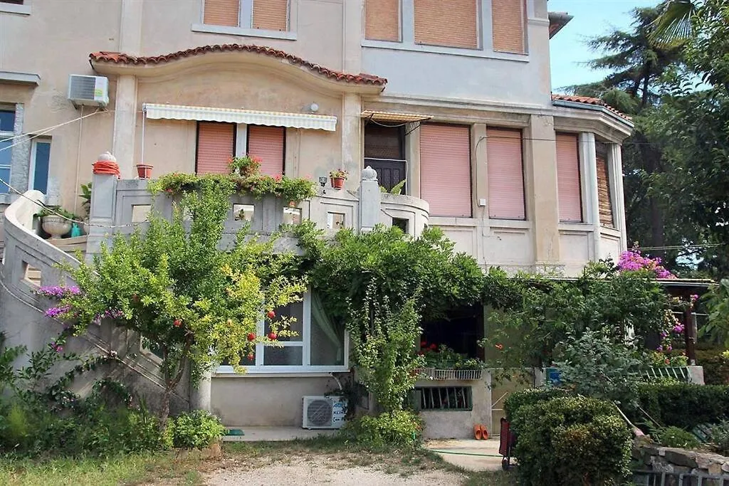 Flora Maris Apartment With A Terrace 풀라